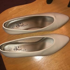 Soft by highlights size 8 1/2 off white heals